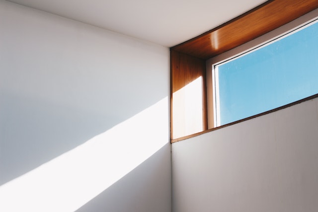 Jak ocieplić i uszczelnić okna i drzwi podczas remontu mieszkania?