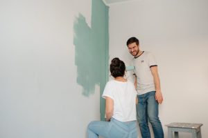 Jak wybrać odpowiednie farby do remontu mieszkania?
