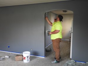 Jak zrobić remont mieszkania samemu i zaoszczędzić pieniądze samodzielne malowanie