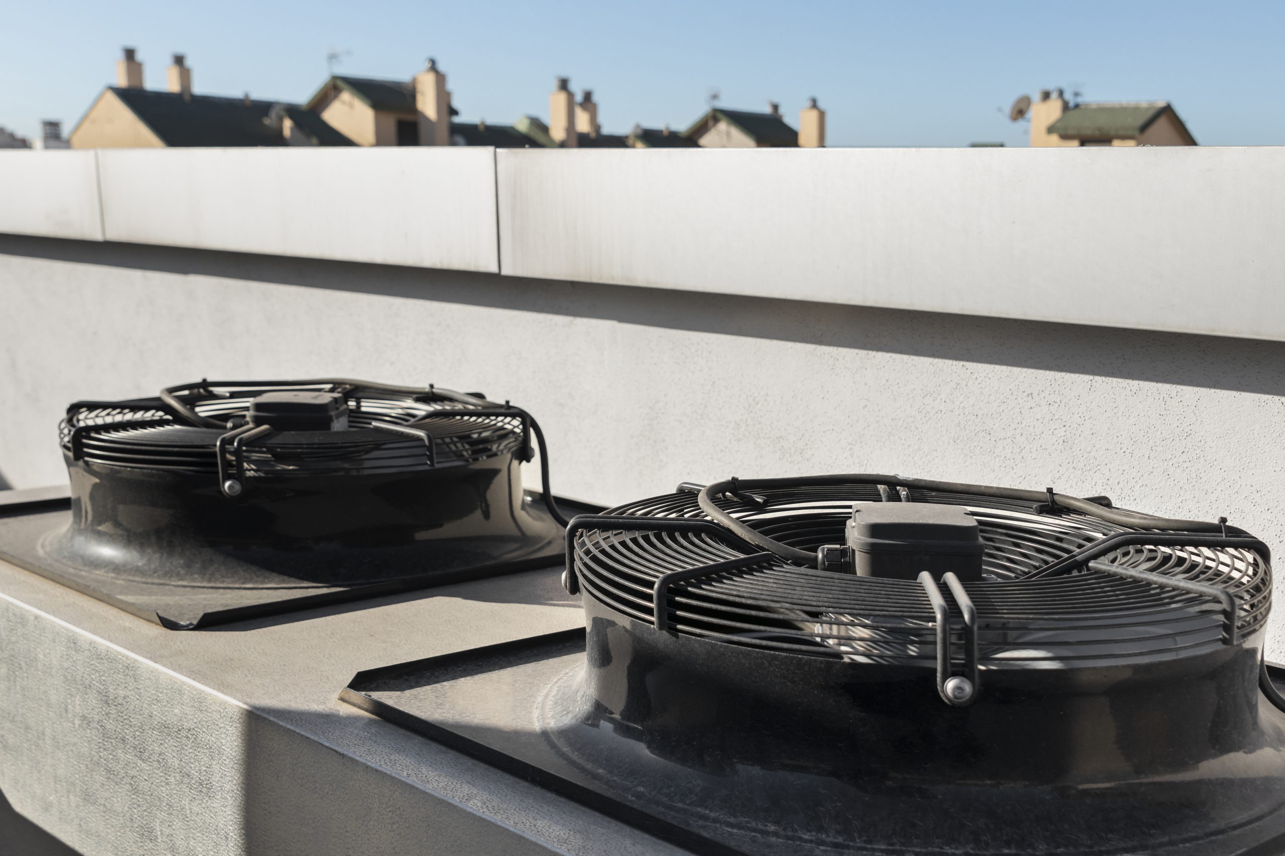 Zewnętrzne jednostki systemu chłodzenia – energooszczędna klimatyzacja w domu Kraków.