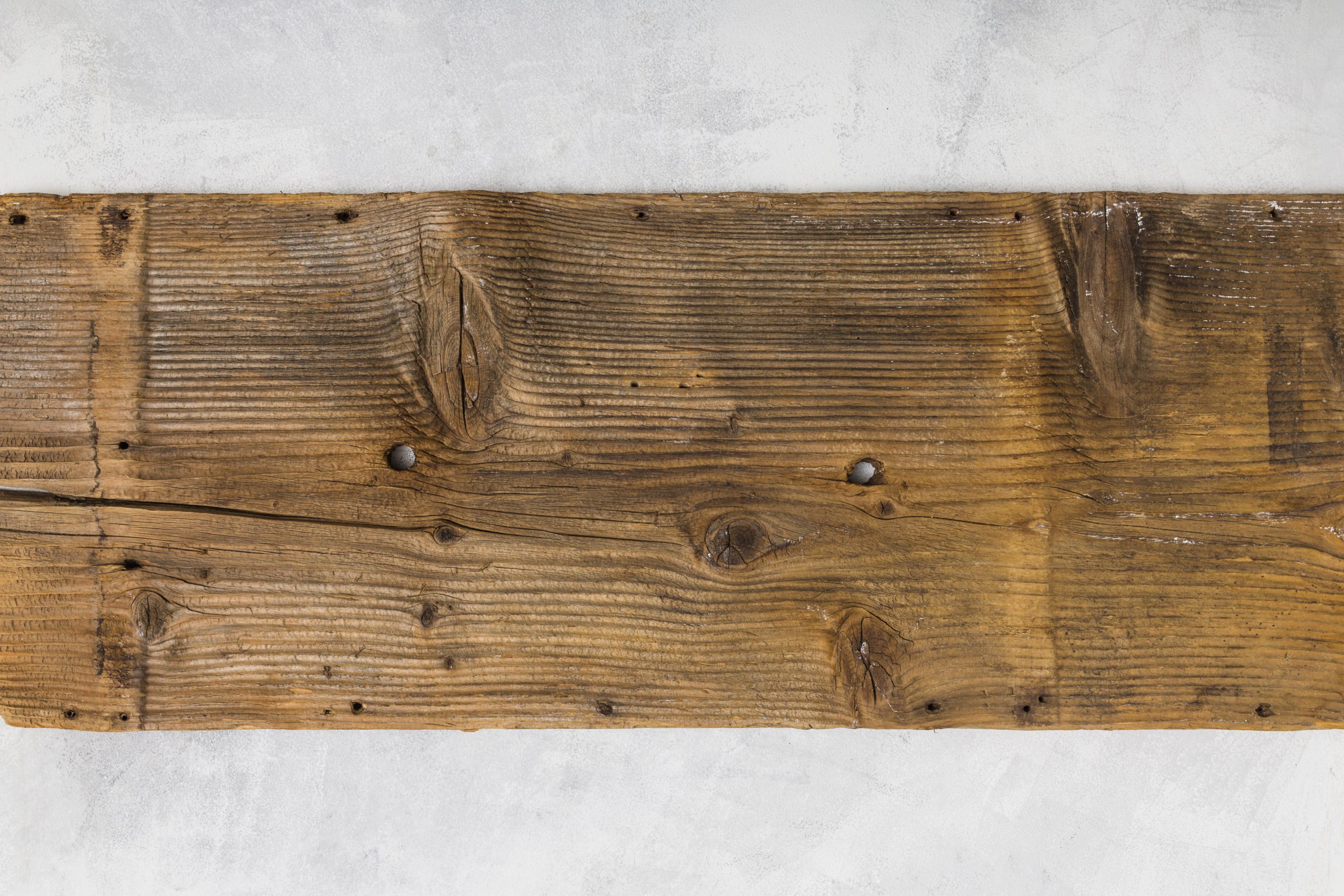 Płyta drewniana w ciemniejszym odcieniu z widocznymi sękami i strukturą drewna