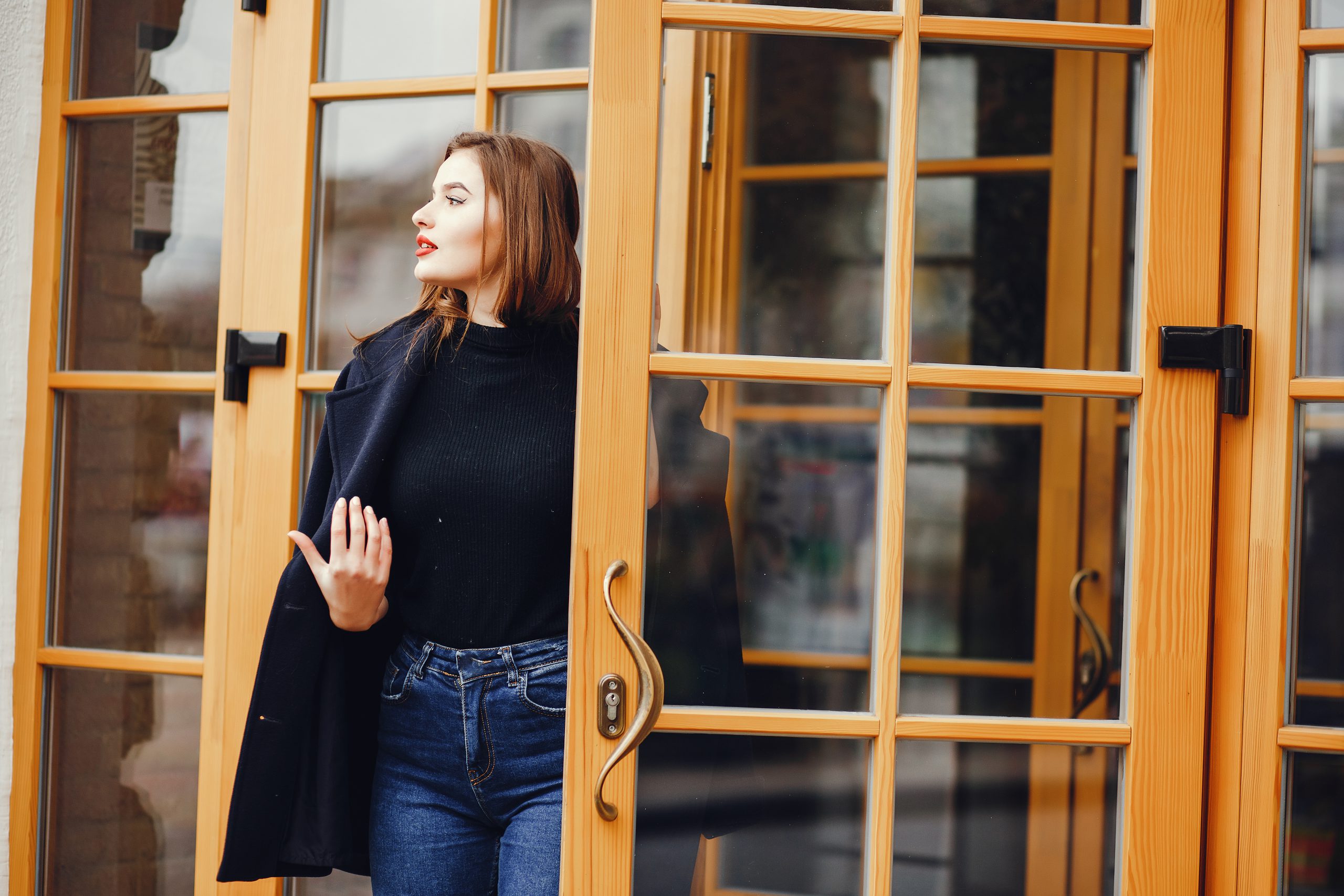 Minimalistyczne przesuwne drzwi szklane na ukrytej prowadnicy w nowoczesnym apartamencie.