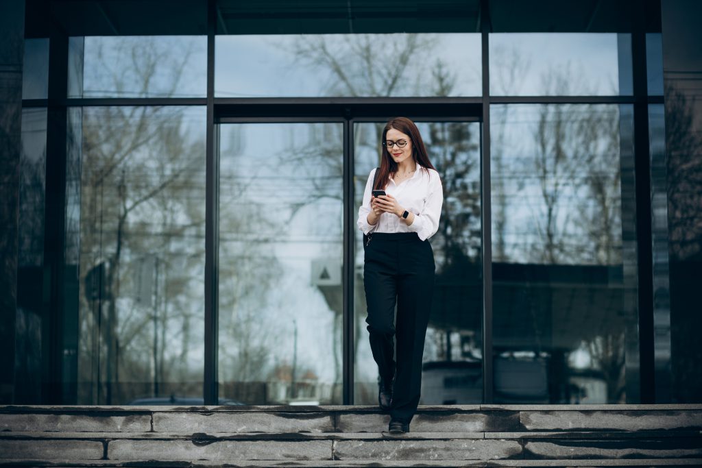 Minimalistyczne przesuwne drzwi szklane na ukrytej prowadnicy w nowoczesnym apartamencie.