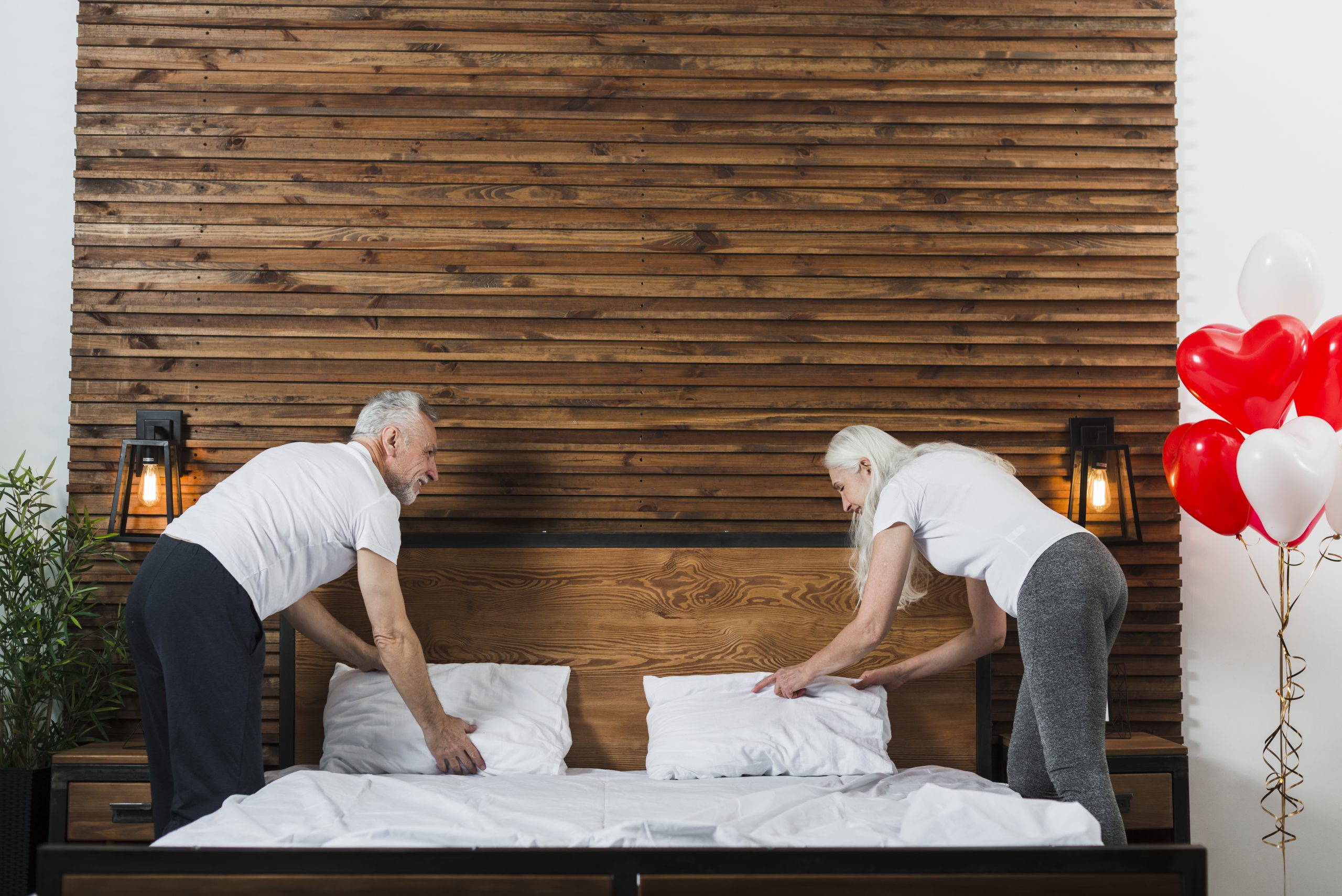 Starsza para ścieli małżeńskie łóżko w nowoczesnej sypialni, solidny mebel od polski producent łóżek