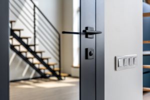 zbliżenie na otwarte drzwi - drzwi na wymiar Kraków